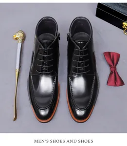 Détail de bottines en cuir noir brillant avec fermeture éclair dans un décor luxueux