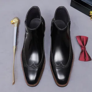 Herren Brogue Chelsea Boots aus glänzendem Leder mit seitlichem Reißverschluss und Dekor