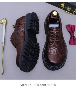Détail de chaussures de ville en cuir marron avec texture litchi et semelles épaisses