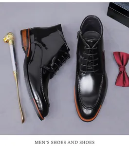Détail de bottines en cuir verni pour hommes avec zip latéral et talon texture boisée