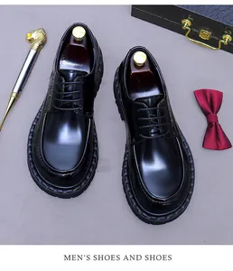 Poliertes schwarzes Leder Derby Schuhe mit goldenem Löwen Gehstock und Zubehör in Box