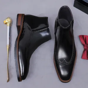 Polierte Chelsea-Boots aus Leder mit Brogue-Schnitzerei und seitlichem Reißverschluss