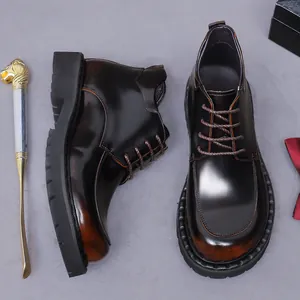 Herren-Schnürstiefeletten aus glänzendem Leder mit runder Kappe und Vintage-Farbverlauf