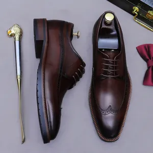 Dunkelbraune Herren-Brogue-Lederschuhe mit klassischen Verzierungen und Schnürung