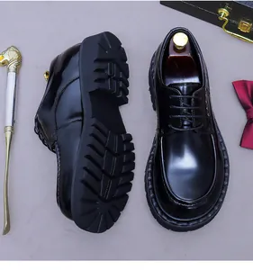 Detailansicht der glänzenden schwarzen Leder-Derbyschuhe für Herren mit dicker Gummisohle