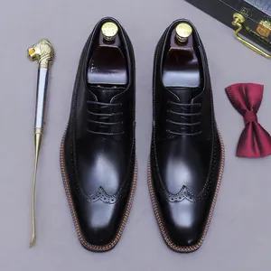 Klassische schwarze Budapester Lederschuhe mit eleganten Verzierungen und Zubehör