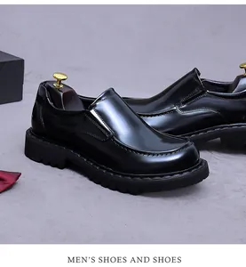 Nahaufnahme von poliertem schwarzem Leder-Loafer mit dicker rutschfester Gummisohle