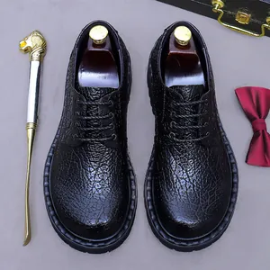 Chaussures de ville homme en cuir noir avec texture grainée et bout rond élégant