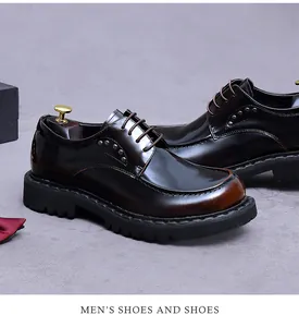 Nahaufnahme polierter mahagonifarbener Lederschuhe mit Metallnieten und dicker Profilsohle