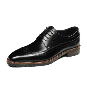 Klassische schwarze Leder-Derby-Schuhe mit Brogue-Flügelkappen und brauner Holzmaserung