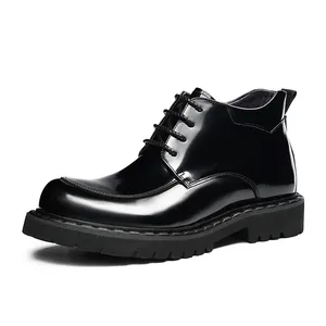 Polierte Herren-Derby-Boots aus schwarzem Lackleder mit Profilsohle und Schnürung