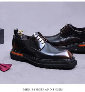 Vue détaillée des chaussures derby en cuir premium avec semelles épaisses et touches orange