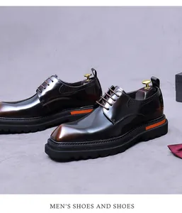 Détail du cuir marron foncé brillant et de l'accent orange vif sur la semelle épaisse