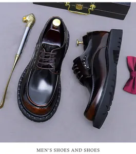 Detailansicht der glänzenden braunen Leder-Derbyschuhe mit dicker Sohle und Farbverlauf