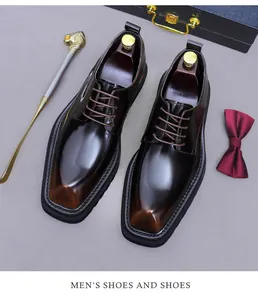 Gros plan de chaussures Derby en cuir poli avec semelle épaisse et bout carré élégant