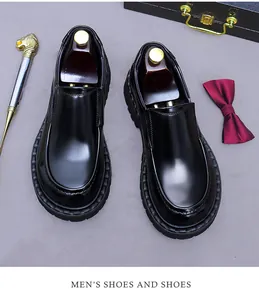 Makroaufnahme glänzender schwarzer Herren-Loafer aus Leder mit elegantem formellem Zubehör