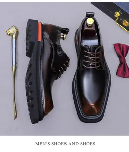 Vue macro des chaussures derby en cuir marron avec semelle épaisse et accent orange