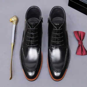 Bottines habillées en cuir noir poli pour hommes avec fermeture éclair et accessoires chic