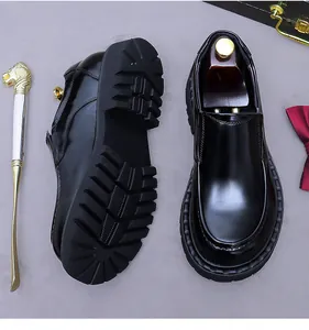 Draufsicht auf schwarze Premium-Lederloafers mit dicker Profilsohle und Schuhspannern
