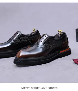 Detail der Herren-Derbyschuhe aus braunem Leder mit Krokoprägung und Brogue-Mustern