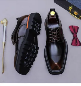Détails de chaussures derby en cuir marron brillant avec semelle épaisse antidérapante