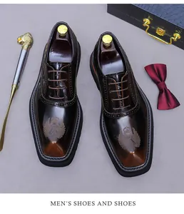 Detailansicht brauner Leder-Derby-Schuh mit Flügelkappe und Brogue-Mustern in Nahaufnahme