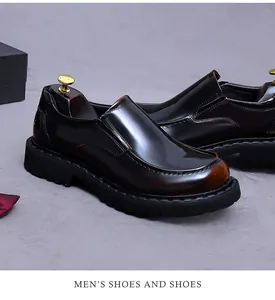 Detaillierte Nahaufnahme der dunkelbraunen Hochglanz-Lederschuhe mit dicken Sohlen