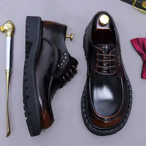Herren Rindsleder Derby Schuhe Glänzende Spiegeloberfläche Dicke Profilsohle Nieten Business Formal Höhensteigernd Poliertes Braun Britischer Stil