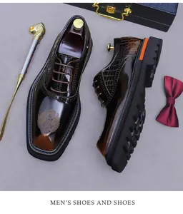 Detailansicht dunkelbrauner Leder-Derbyschuhe mit Wappenverzierung und einer Geschenkbox