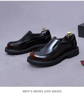 Detail eines braunen Lackleder-Loafers für Herren mit dicker Profilsohle und Schuhspanner