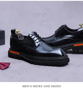 Vue détaillée de chaussures en cuir verni noir pour hommes avec semelles épaisses crantées