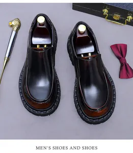 Draufsicht auf dunkelbraune Loafer aus Leder mit polierter Oberfläche und hölzernem Schuhspanner