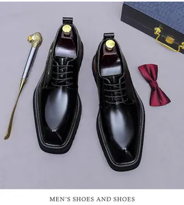Vue de dessus de chaussures derby en cuir verni noir brillant avec bout carré classique