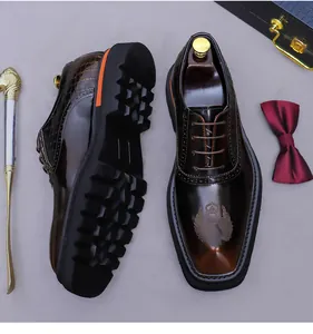 Nahaufnahme brauner Derby-Schuhe aus Leder mit Kroko-Prägung und Adler-Wappen-Verzierung