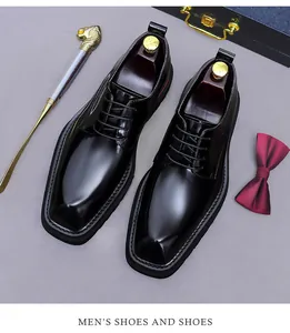 Gros plan de chaussures derby en cuir brillant noir avec bout carré et semelle plateforme