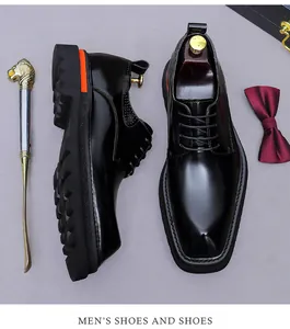 Détail de chaussures Derby en cuir verni noir avec bloc orange sur la semelle en caoutchouc