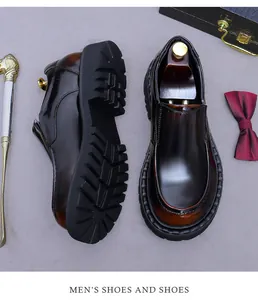 Draufsicht auf dunkelweinrote glänzende Leder-Herrenschuhe mit dicker Gummisohle