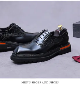 Details von schwarzem Leder-Derby-Schuh mit Krokoprägung und orangefarbenen Nähten