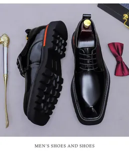 Détail de chaussures Derby en cuir brillant noir avec semelle épaisse et ligne orange