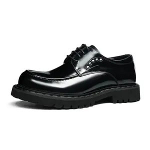 Herren Derby-Schuhe aus glänzendem Lackleder mit dicker Gummisohle und Metallnieten-Details