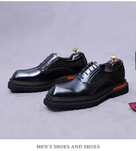 Detailansicht der Herrenschuhe mit Kroko-Prägung und dicker Gummisohle in Schwarz