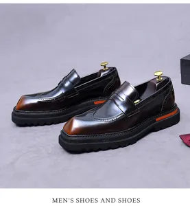 Dettaglio di mocassino in pelle verniciata marrone con decoro brogue e suola a carrarmato