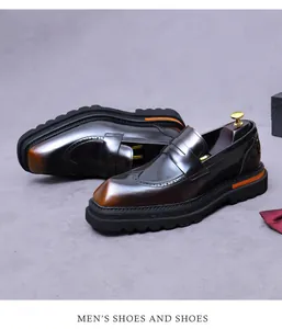 Dettaglio mocassino in pelle marrone con decoro brogue e linea della suola arancione