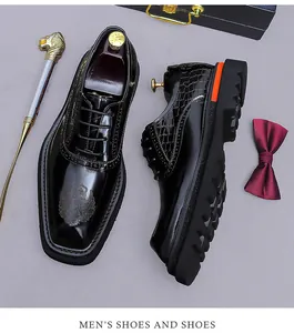 Detailansicht schwarzer Brogue-Lederschuhe mit Adler-Prägung und dicker Gummisohle