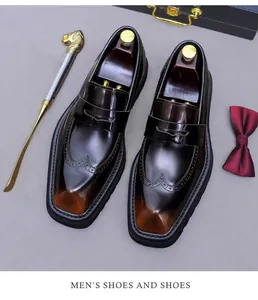 Vista dall'alto di mocassini brogue in pelle da uomo con sfumatura marrone e punta quadra