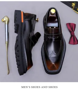 Dettaglio di scarpe brogue in pelle marrone sfumata con spesse suole in gomma antiscivolo