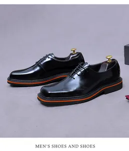 Dettaglio scarpa oxford in vernice nera con cucitura arancione e tendiscarpe in legno
