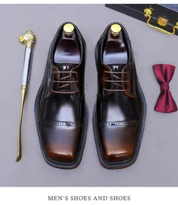 Λεπτομέρεια δερμάτινα παπούτσια Derby με brogue σχέδια και κόκκαλο παπουτσιών με λιοντάρι