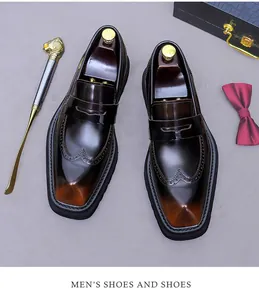 Dettagli di mocassini vintage lucidi con decorazioni brogue e scarpe eleganti in pelle