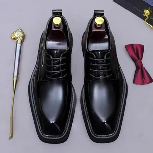 Chaussures derby homme en cuir verni noir à semelle épaisse et bout carré élégant